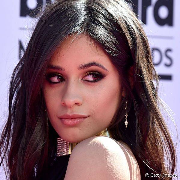 Para ir ao Billboard Music Awards 2016, Camila Cabello deixou a maquiagem básica e marcou os olhos com lápis preto (Foto: Getty Images)